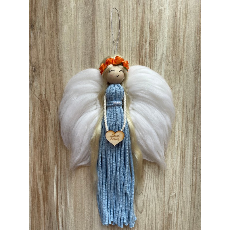 Anioł Stróż jasny niebieski makrama - unikalna dekoracja z sercem