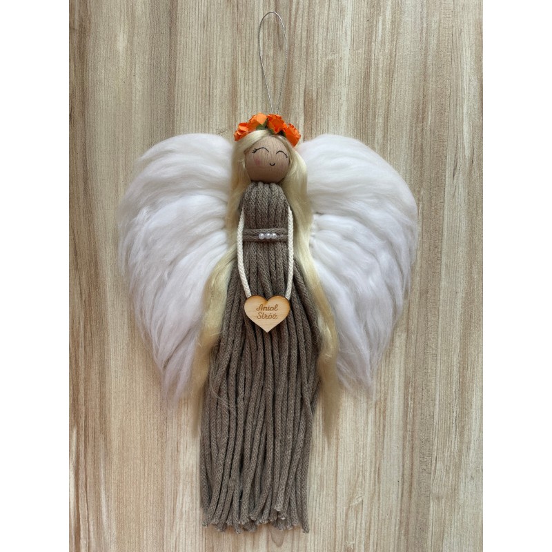 Anioł Stróż beżowy makrama - unikalna dekoracja z sercem