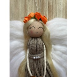 Anioł Stróż beżowy makrama - unikalna dekoracja z sercem