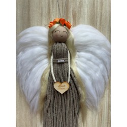 Anioł Stróż beżowy makrama - unikalna dekoracja z sercem