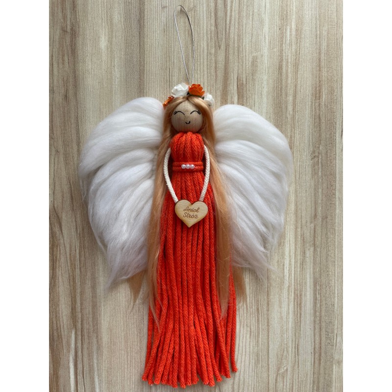 Anioł Stróż pomarańczowy makrama - unikalna dekoracja z sercem
