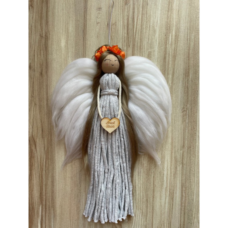 Anioł Stróż jasny szary makrama - unikalna dekoracja z sercem