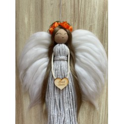 Anioł Stróż jasny szary makrama - unikalna dekoracja z sercem
